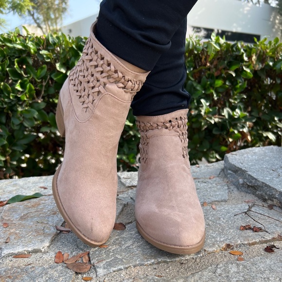 New beautiful braided tan bootie - Picture 3 of 9